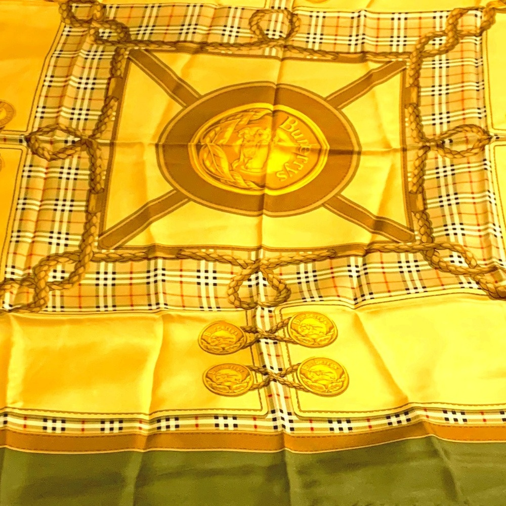 AUTHENTIC BURBERRY 💯PURE SILK SCARF - LIKE-NEW💝
